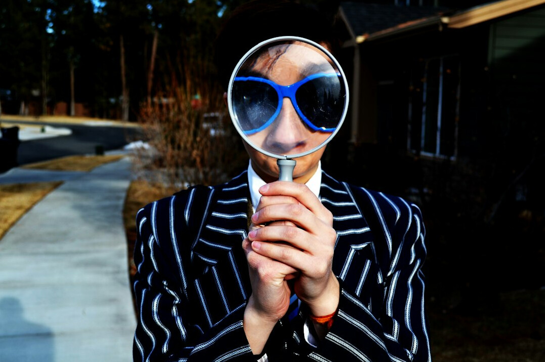 detective investigating